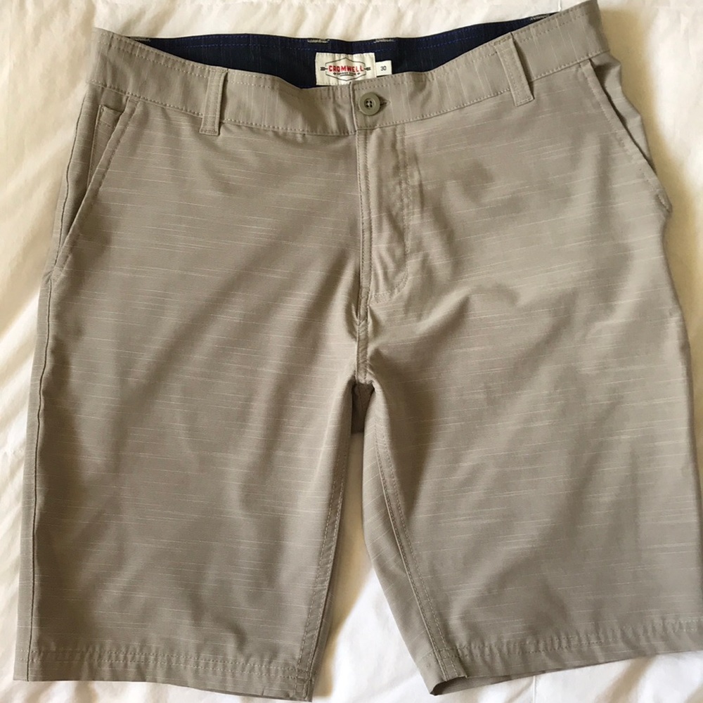 Cromwell lightweight beige men’s shorts